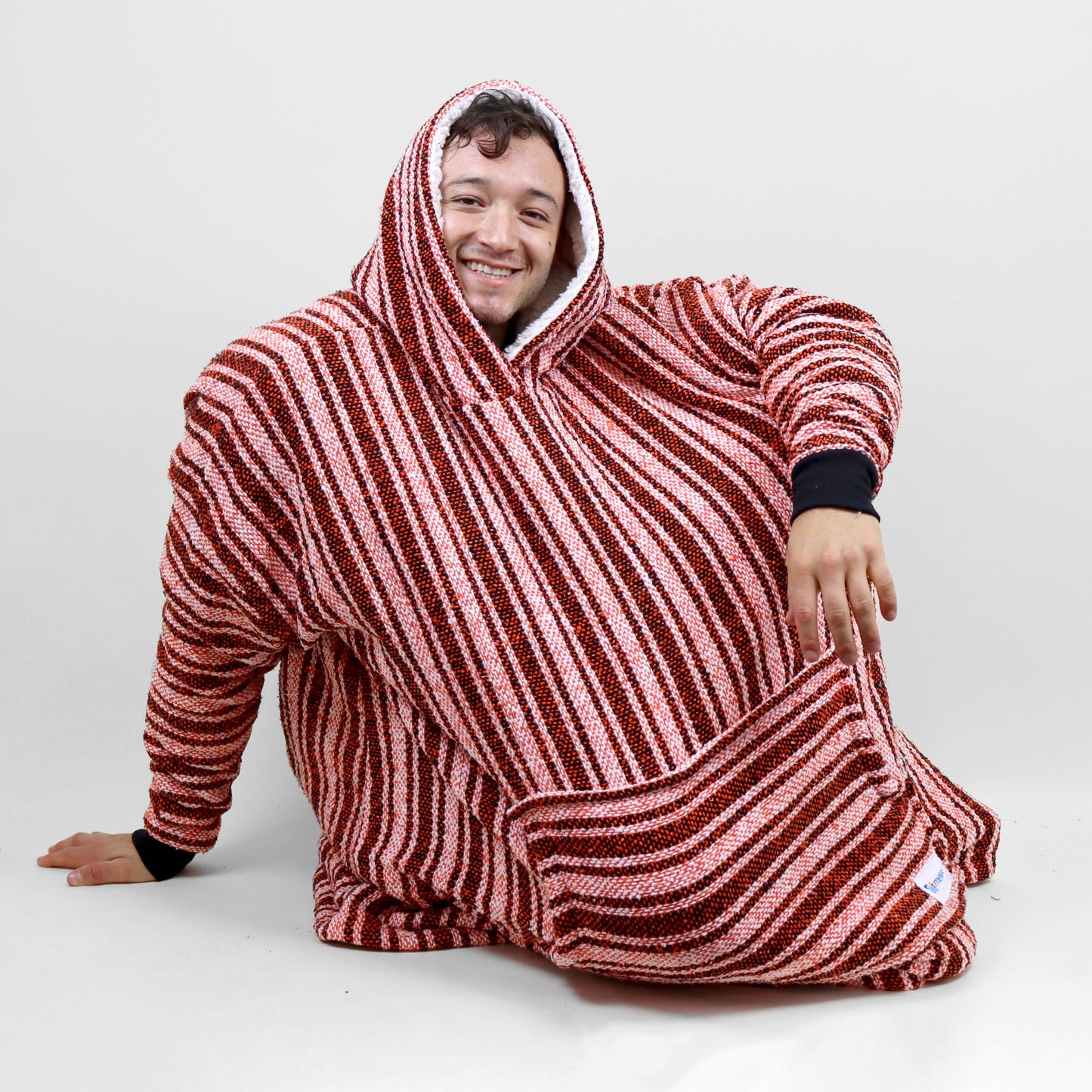 Canguro negro con naranja y blanco