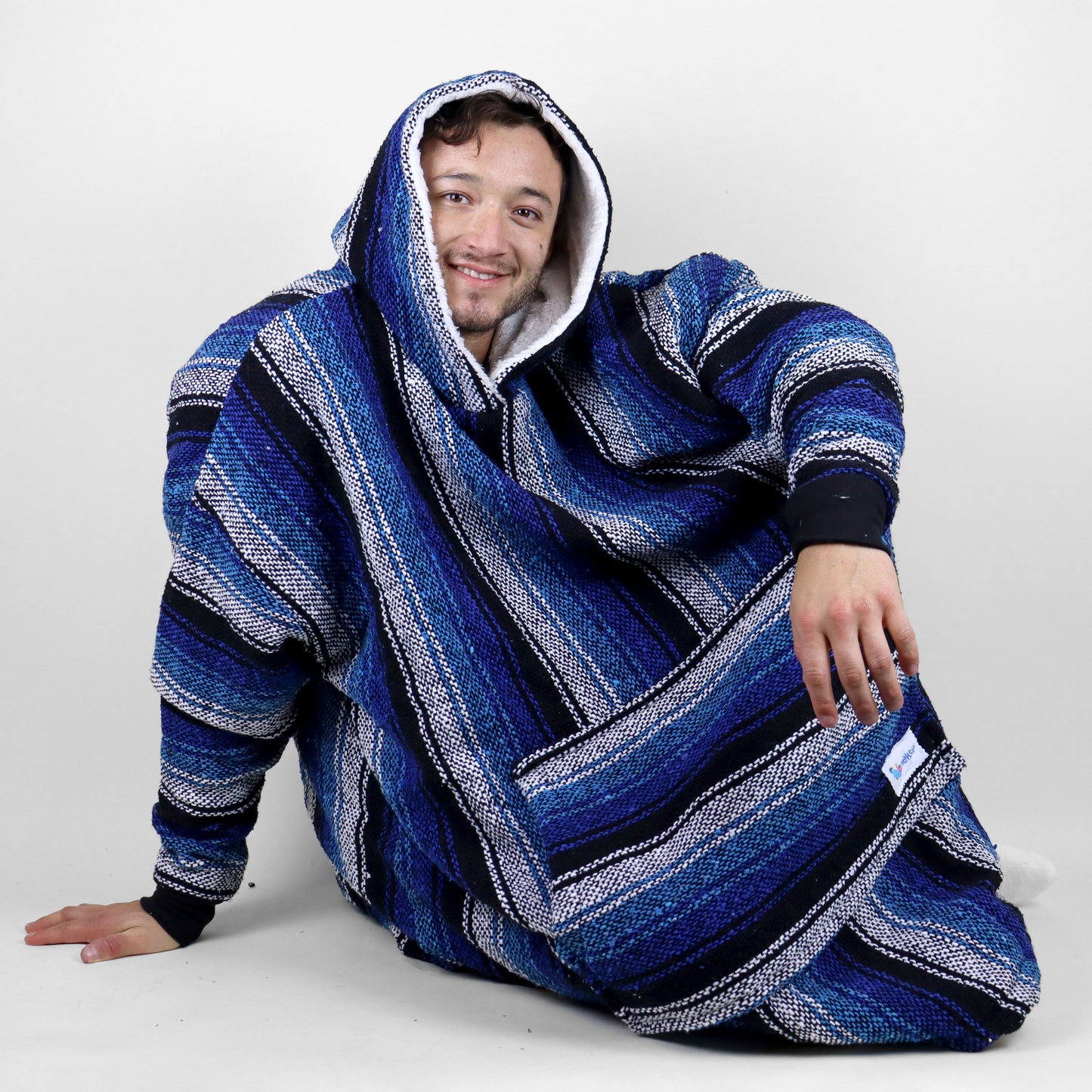 Canguro negro con rey y plumbago